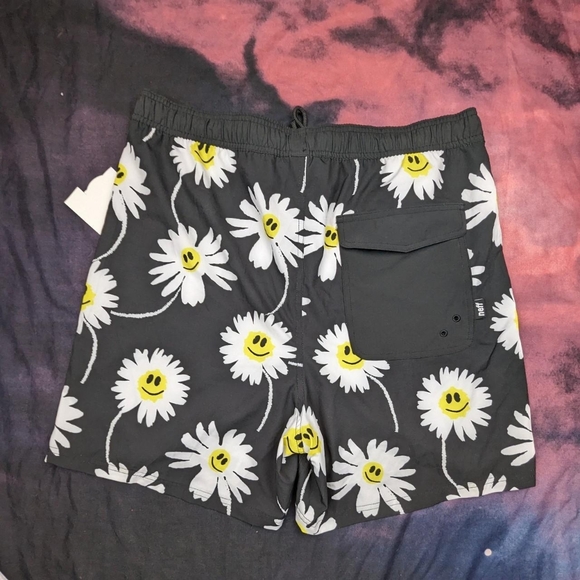 New With Tags NEFF Men's Black, White, & Yellow Daisy Smiley Graphic Swim Trunks - Picture 4 of 6